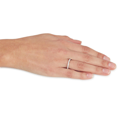 טבעת זהב לבן שורה יהלומים על אצבע