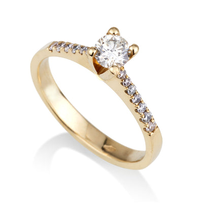 טבעת יהלוום גדול זהב צהוב עם יהלומים קטנים