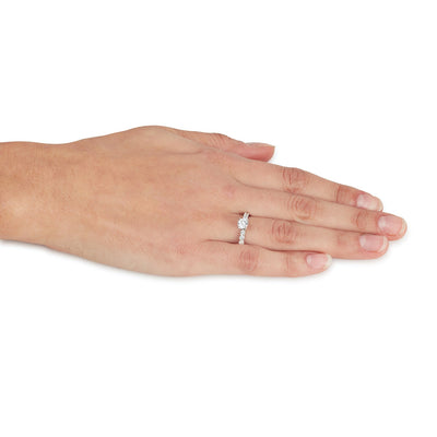 טבעת זהב לבן משובצת על אצבע