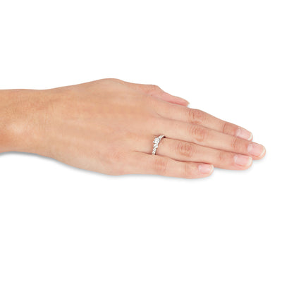 טבעת משובצת יהלומים על יד