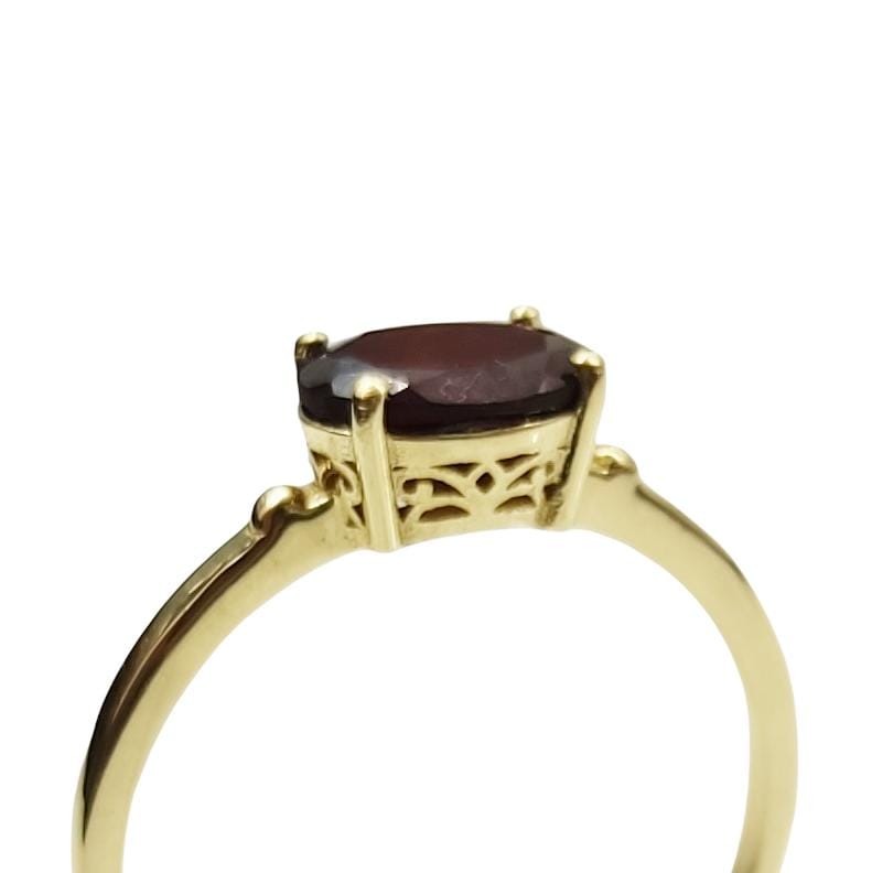 טבעת זהב וינטג' משובצת אבן גרנט אובלית קטנה