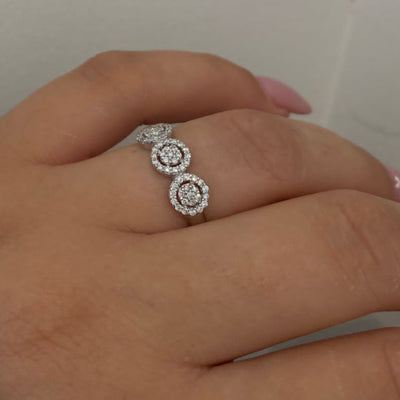 טבעת עיגולים מזהב לבן משובצת יהלומים