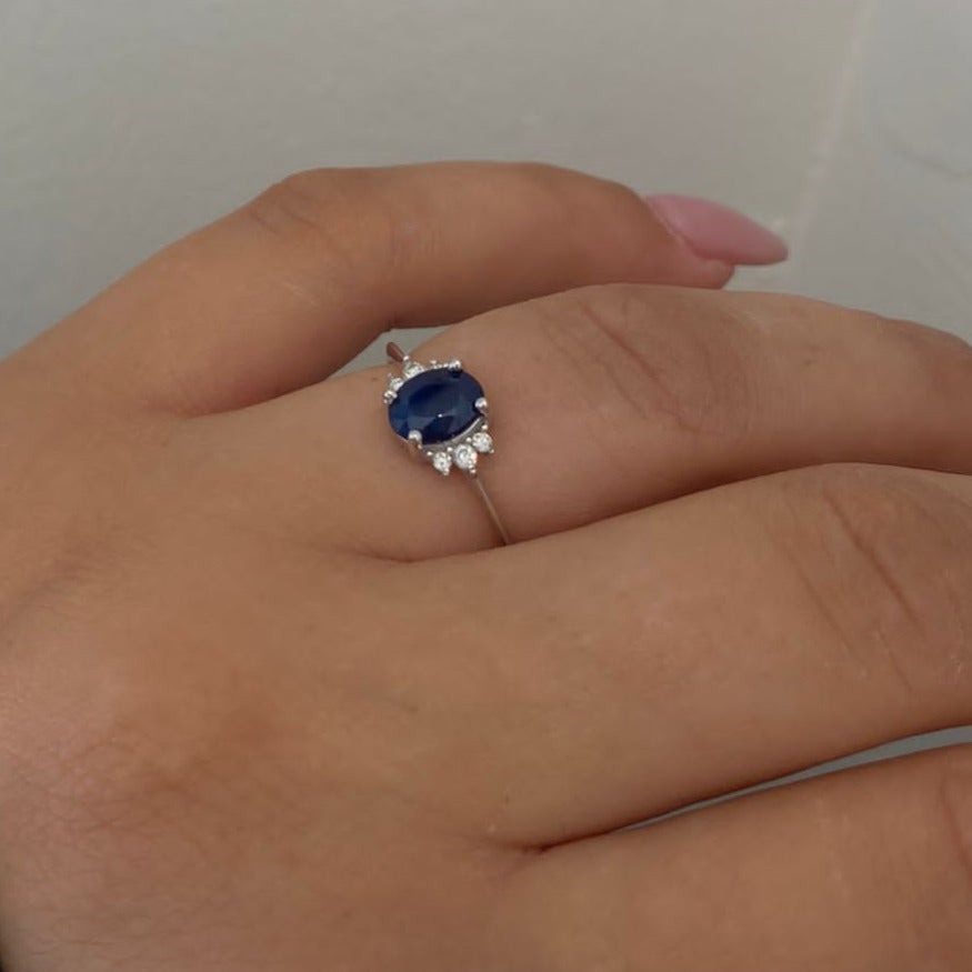 טבעת זהב לבן משובצת אבן ספיר כחולה ויהלומים
