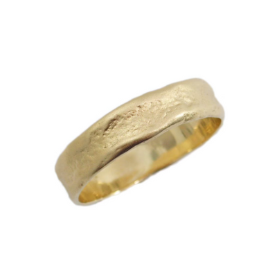 טבעת נישואין 5.4 מ"מ פראית בזהב צהוב מט