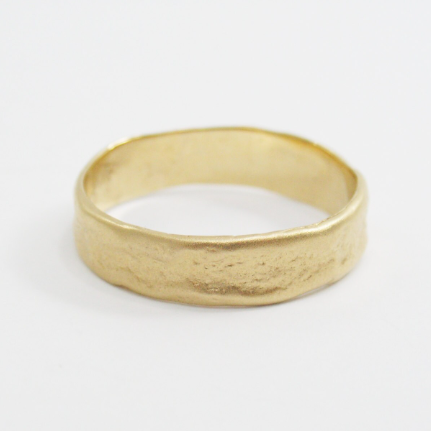 טבעת נישואין 5.4 מ"מ פראית בזהב צהוב מט