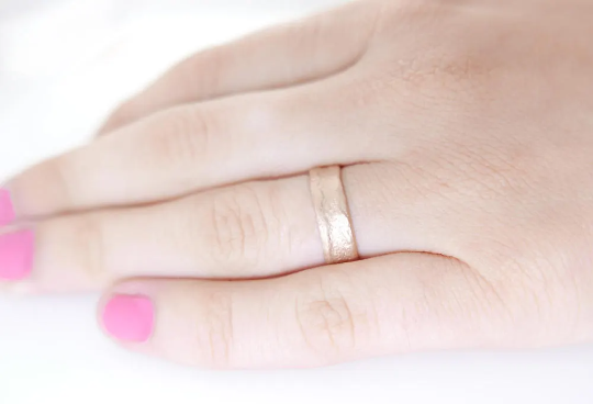 טבעת נישואין 5.4 מ"מ פראית בזהב אדום מט