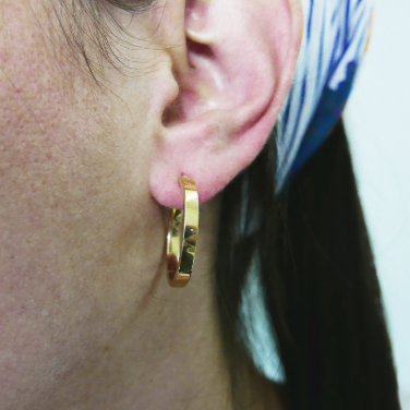  עגילי חישוק זהב שטוחים על אוזן