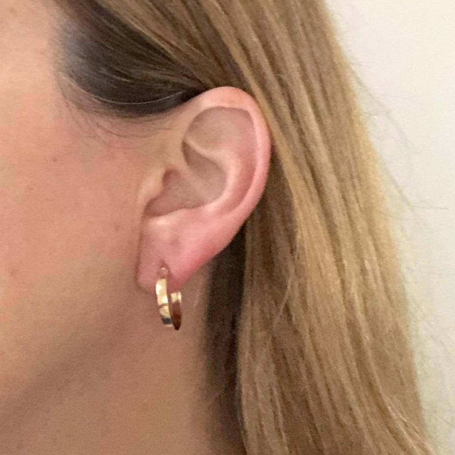 עגיל חישוק זהב על אוזן