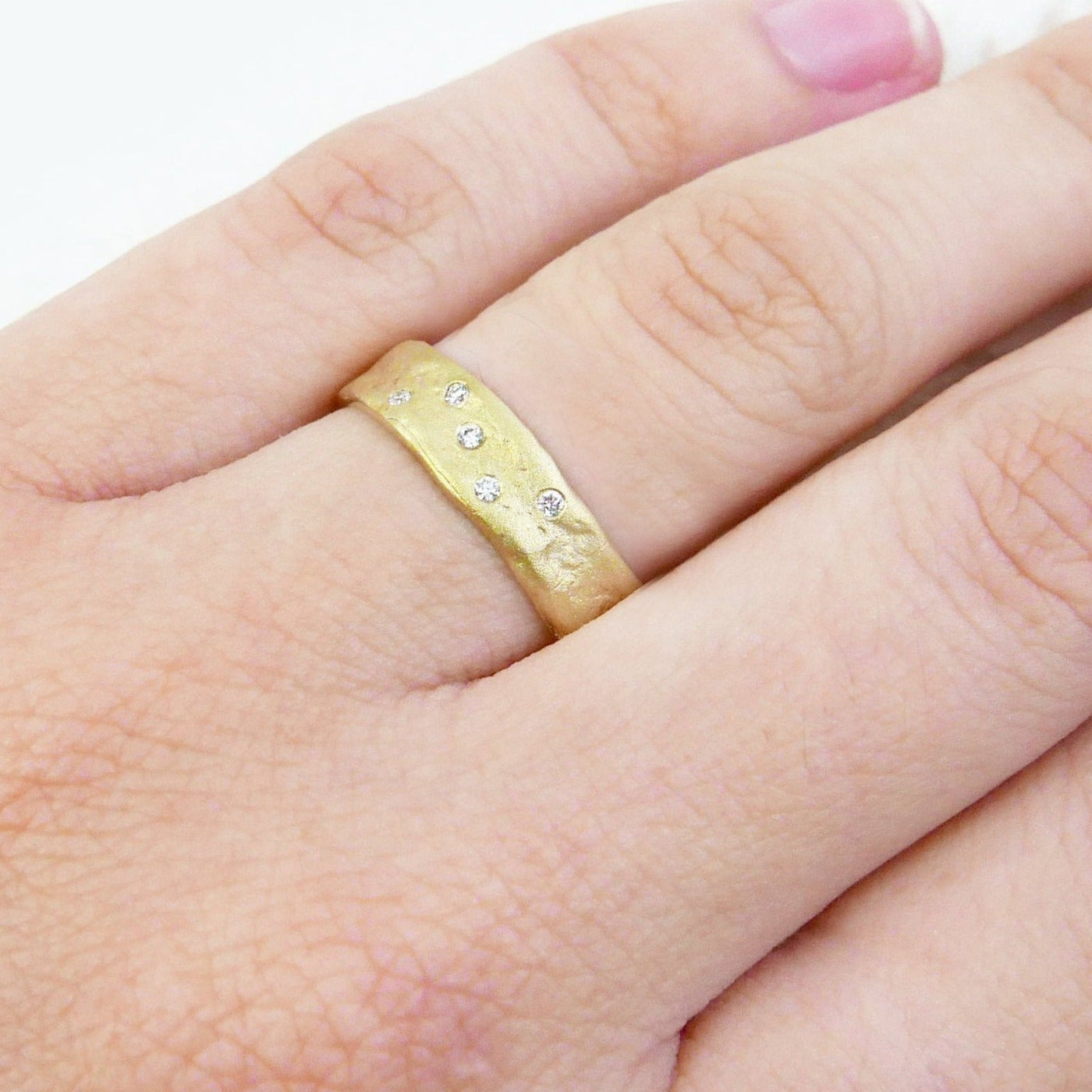 טבעת פראית 5.4 מ"מ משובצת יהלומים