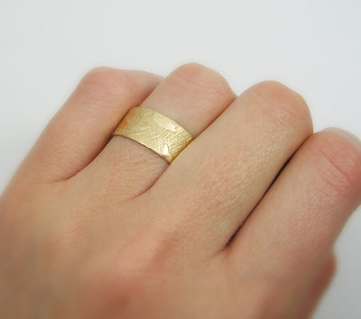 טבעת נישואין 7.5 מ"מ עם טקסטורה מזהב צהוב