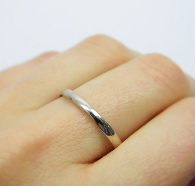 טבעת נישואין קלאסית דקה 2 מ"מ מעוגלת מזהב לבן