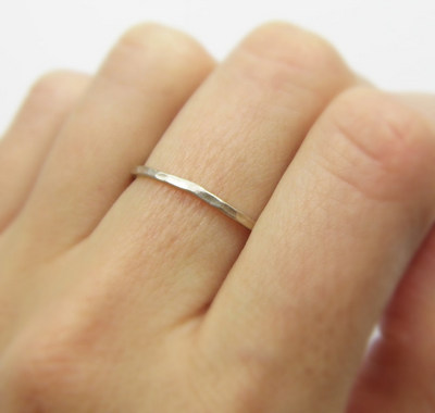 טבעת נישואין דקה מזהב לבן מרוקעת בגימור מט
