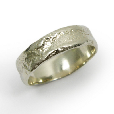 טבעת נישואין 5.4 מ"מ פראית בזהב צהוב