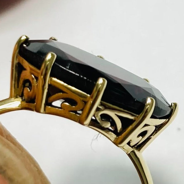 טבעת זהב וינטג' משובצת אבן גרנט